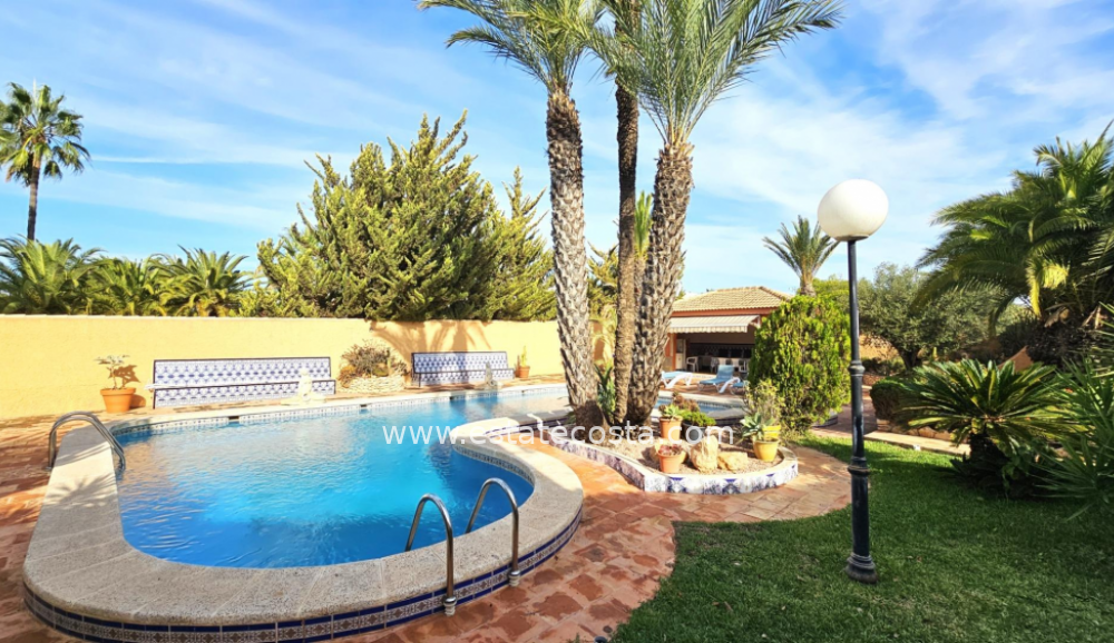 House-/-Villa 558m2  5km from the beach