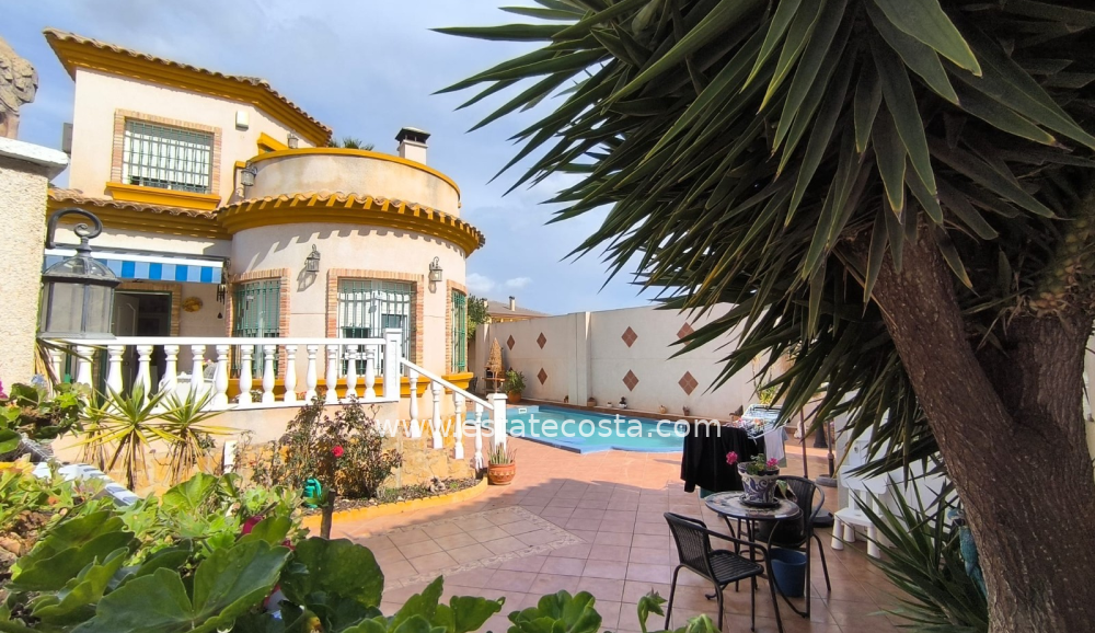House-/-Villa 98m2  5km from the beach