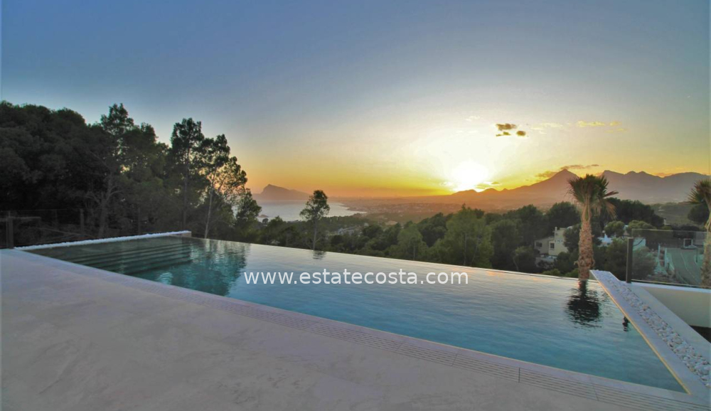 House-/-Villa 560m2  4km from the beach